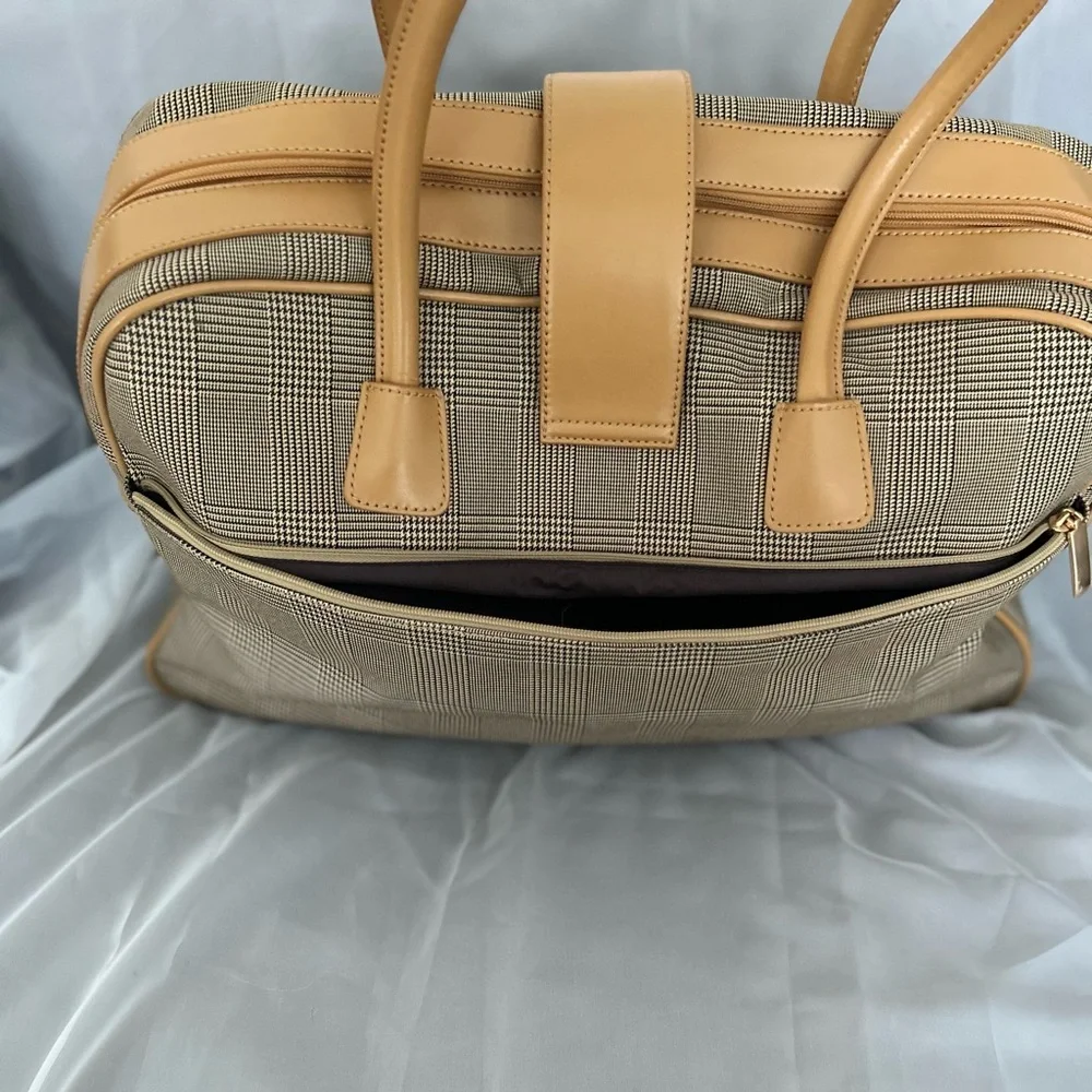Adrienne Vittadini Vintage travel bag. NWT